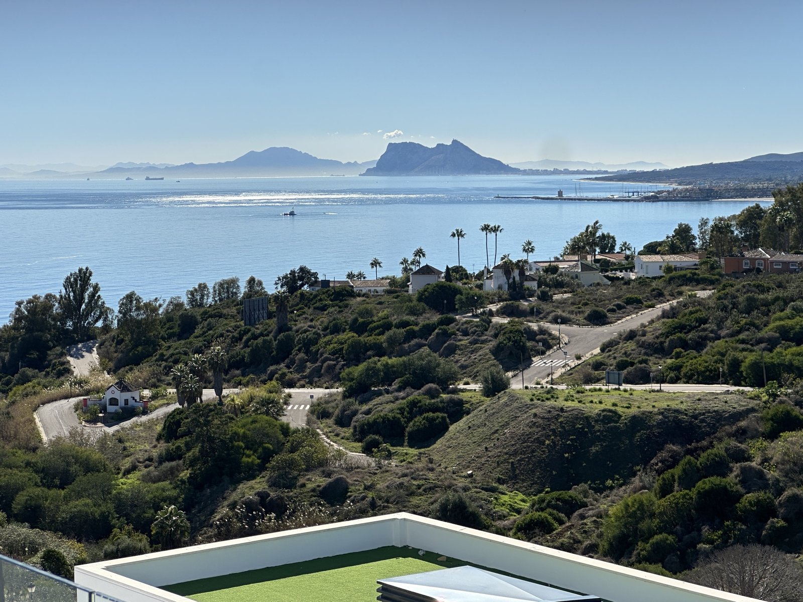 Výhled na Gibraltar z pobřeží Costa del Sol ve Španělsku